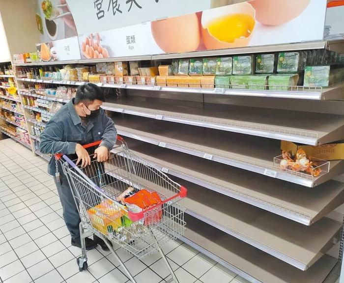 資料圖：2022年初，臺(tái)北一大賣(mài)場(chǎng)貨架上的雞蛋全部被搶光。圖片來(lái)源：臺(tái)灣《中國(guó)時(shí)報(bào)》鄭任南攝