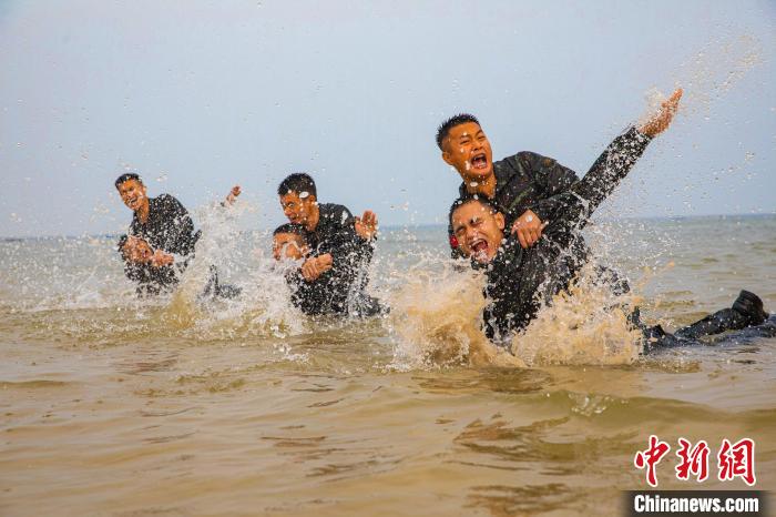 特戰(zhàn)隊(duì)員在海水中進(jìn)行擒敵技法訓(xùn)練?！】追矟?攝