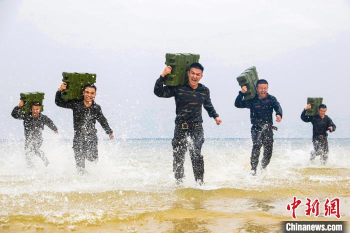 特戰(zhàn)隊(duì)員在海水中進(jìn)行負(fù)重沖刺訓(xùn)練?！】追矟?攝