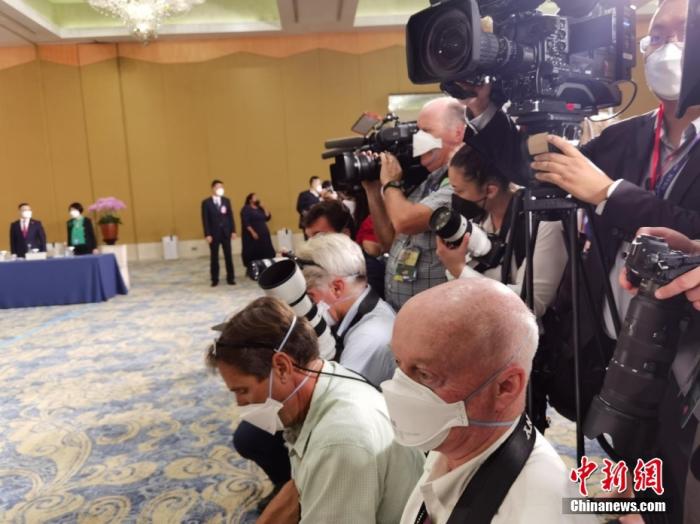 當(dāng)?shù)貢r(shí)間11月14日下午，中國(guó)國(guó)家主席習(xí)近平將在巴厘島中國(guó)代表團(tuán)駐地同美國(guó)總統(tǒng)拜登舉行會(huì)晤。圖為中美元首會(huì)晤現(xiàn)場(chǎng)的“長(zhǎng)槍短炮”。<a target='_blank' href='/'>中新社</a>記者 郭金超 攝