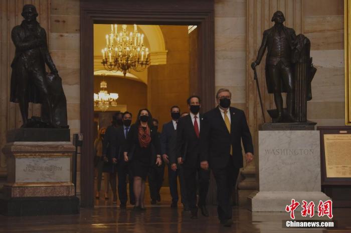 當(dāng)?shù)貢r(shí)間2021年2月9日，美國國會(huì)對(duì)特朗普二次彈劾案進(jìn)行審判。圖為眾院民主黨彈劾經(jīng)理等走向參院。<a target='_blank' href='/'>中新社</a>記者 陳孟統(tǒng) 攝