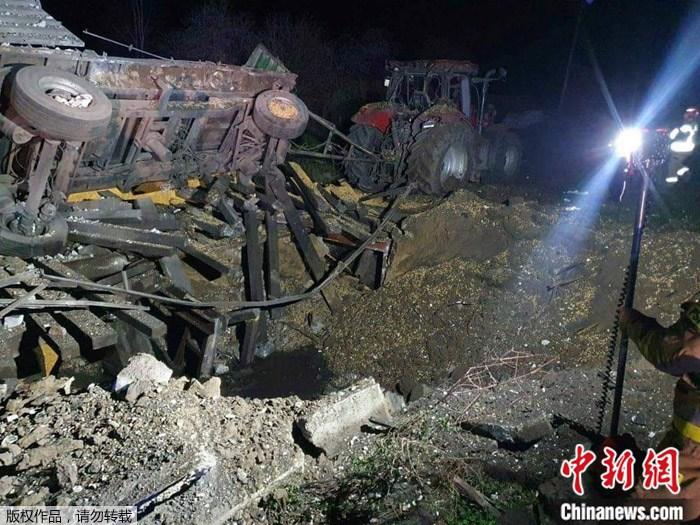 圖為波蘭境內(nèi)導(dǎo)彈爆炸現(xiàn)場。