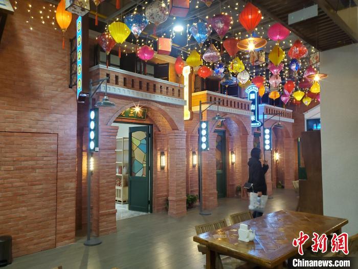 屋頂上的一盞盞臺灣燈籠。　受訪者供圖