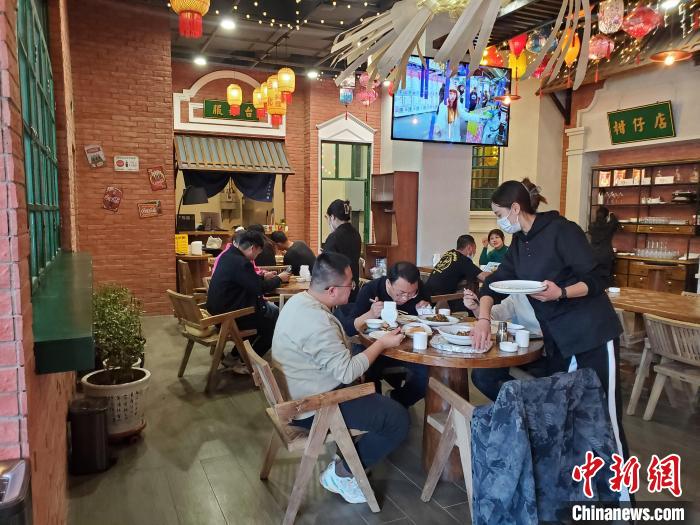 慕名前來的食客絡(luò)繹不絕?！∈茉L者供圖