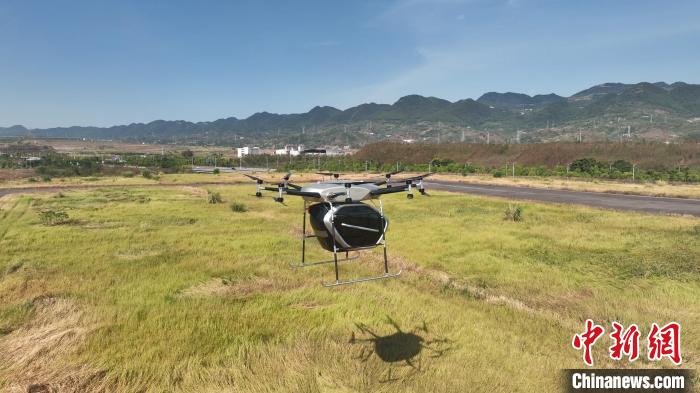 圖為全球首款載人級(jí)兩座智能分體式飛行汽車工程樣車?！”本├砉ご髮W(xué)重慶創(chuàng)新中心供圖