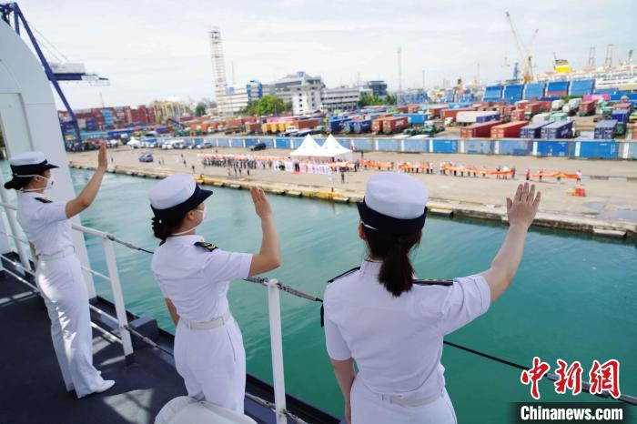 任務(wù)官兵向送行人員揮手告別。　孫飛 攝