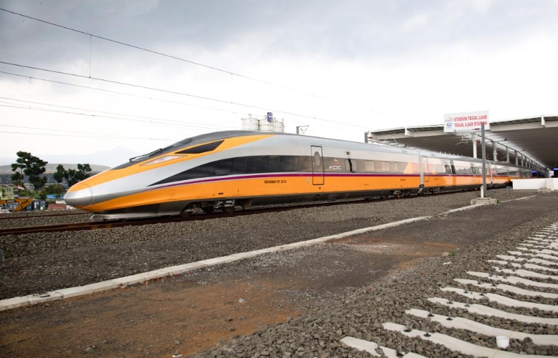 　　11月16日，在印度尼西亞萬(wàn)隆，高速鐵路綜合檢測(cè)車(chē)行駛在雅萬(wàn)高鐵試驗(yàn)段。新華社發(fā)(焦宏濤攝)