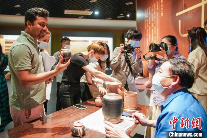 境外媒體代表與陶藝大師交流?！￡惞谘?攝
