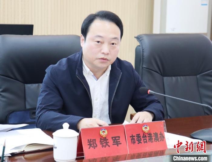 寧德市政協(xié)委員、市委臺(tái)港澳辦主任鄭鐵軍發(fā)言。　林榕生 攝