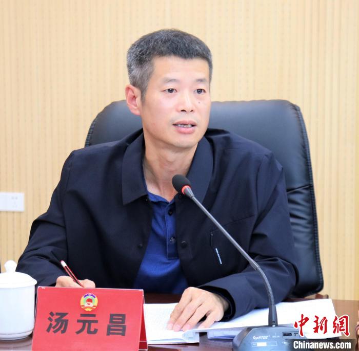 寧德市政協(xié)委員湯元昌發(fā)言?！×珠派?攝