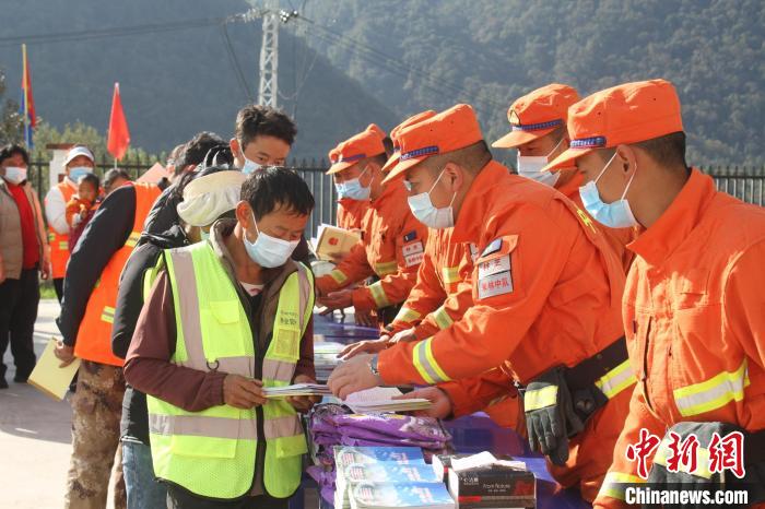 消防員發(fā)放宣傳資料。　楊永龍 　攝