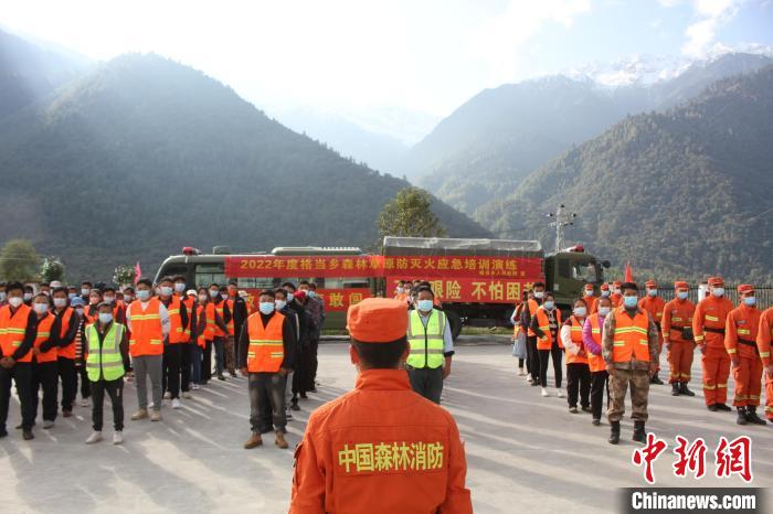 森林草原防滅火應(yīng)急培訓(xùn)演練。　楊永龍 　攝