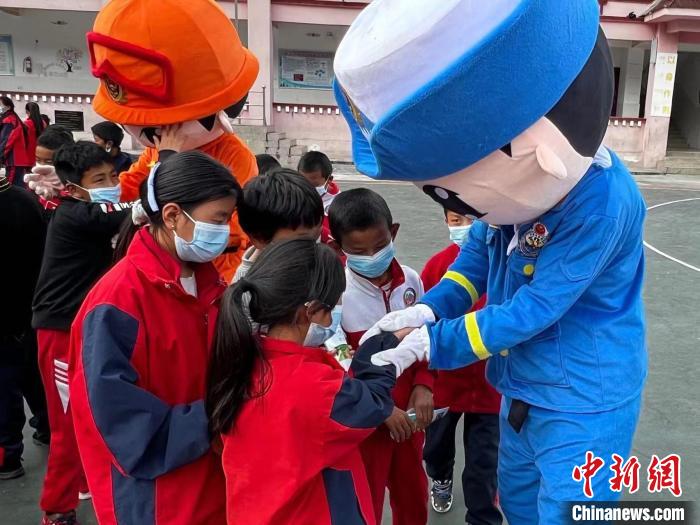 消防員與小朋友互動交流?！钣例?　攝