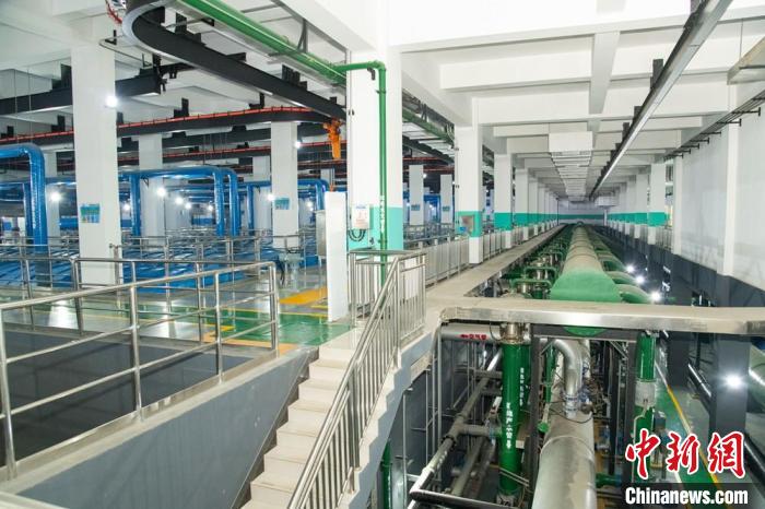 干凈整潔的水質(zhì)凈化廠車(chē)間?！∠娼瘓F(tuán)供圖