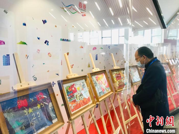 貴陽(yáng)市民參觀畫展?！垈?攝