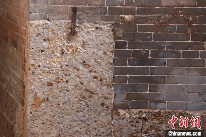 圖為倪辛莊村清代民居建筑房角建有石柱。　王俊平 攝