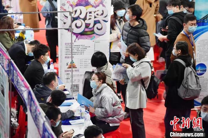 (資料圖)在吉林大學(xué)舉辦的招聘會(huì)?！埇?攝