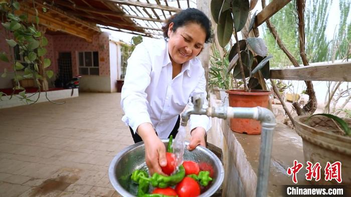 伽師縣城鄉(xiāng)飲水安全工程將“甘甜水”引入千家萬戶。圖為村民用上了期盼已久的安全飲用水。　伽師縣融媒體中心供圖