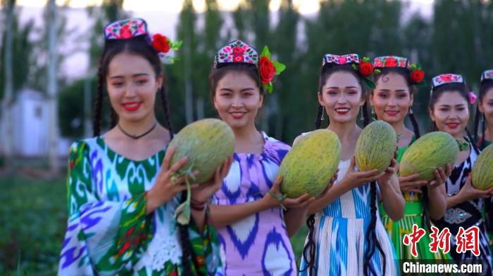 伽師縣是“中國伽師瓜之鄉(xiāng)”，其盛產(chǎn)的伽師瓜在國內(nèi)外享有極高聲譽(yù)?！≠熆h融媒體中心供圖