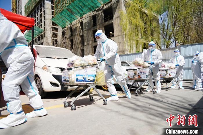 資料圖為抗疫人員進(jìn)行“點對點”配送物資?！●R銘言 攝