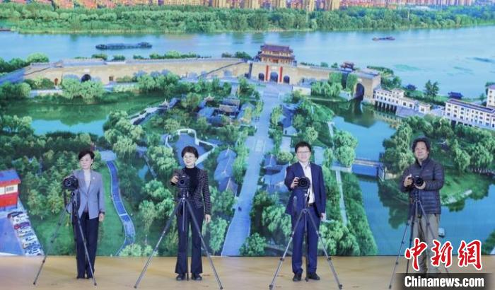 活動現(xiàn)場，舉行了2022水韻宿遷·大運河全國首屆攝影大賽開鏡儀式。　泱波 攝