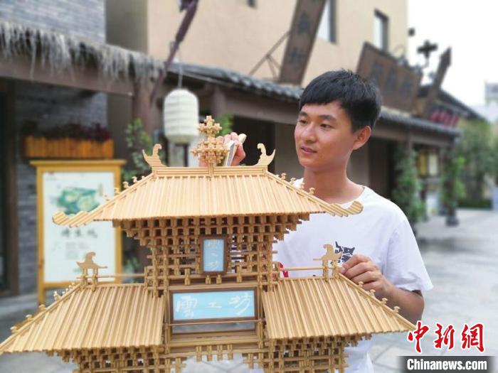 (資料圖)云廷臻創(chuàng)作的扎刻作品?！∈茉L者供圖