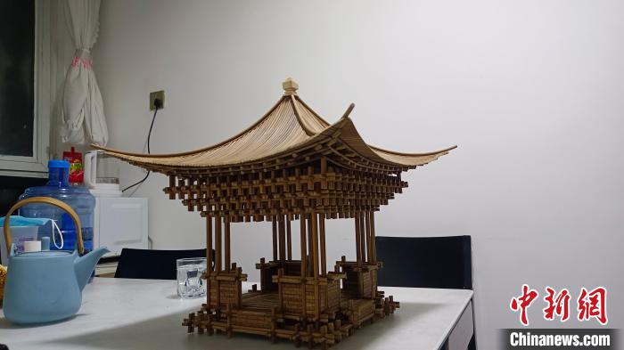 云廷臻最新創(chuàng)作的扎刻作品——錦安亭?！∈茉L者供圖