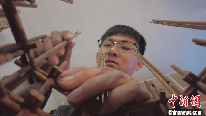 云廷臻正在進行扎刻作品創(chuàng)作?！∈茉L者供圖