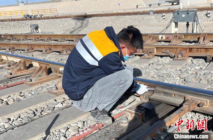 圖為職工對zk4 道岔進(jìn)行日常養(yǎng)護(hù)作業(yè)。　王錦 攝