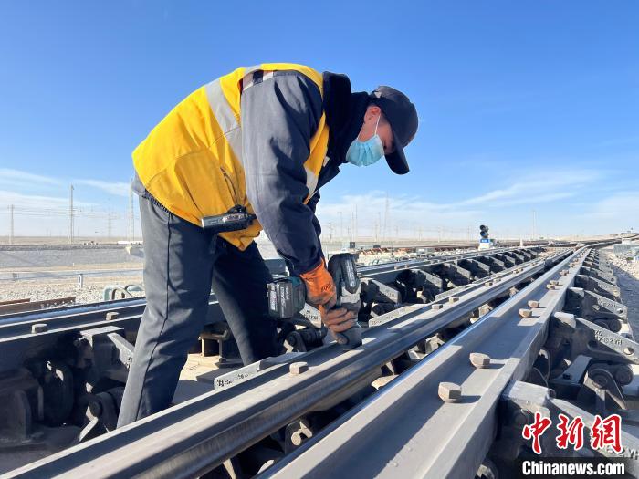 圖為職工對三部位減速器螺栓進(jìn)行緊固?！⊥蹂\ 攝