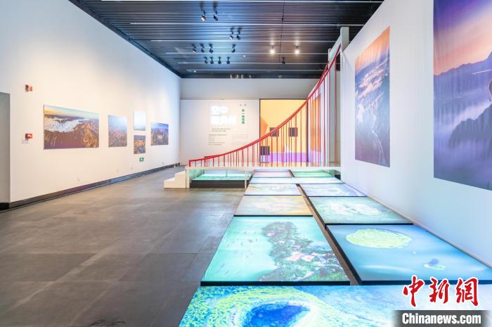 圖為大展主展廳“這樣的貴州”第一篇章“空中瞰貴州·另一種視角”?！√普?攝
