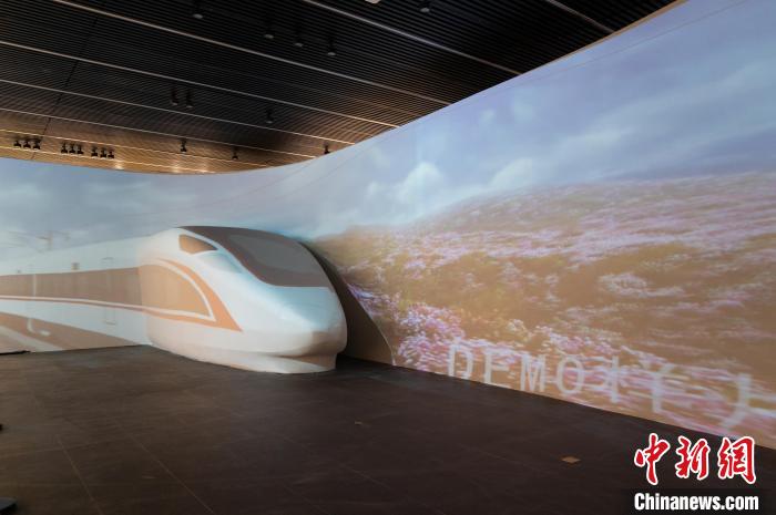 圖為大展主展廳“這樣的貴州”飛馳的高鐵?！√普?攝