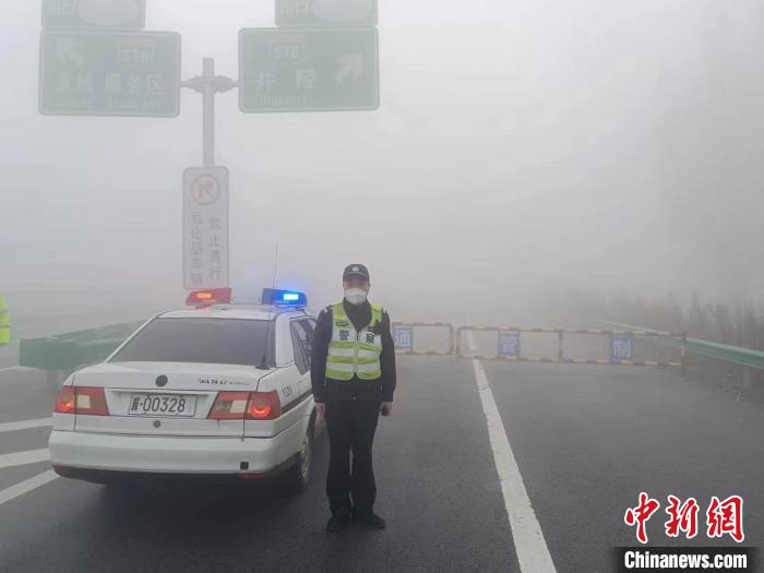 河北迎大霧天氣多地高速公路關(guān)閉