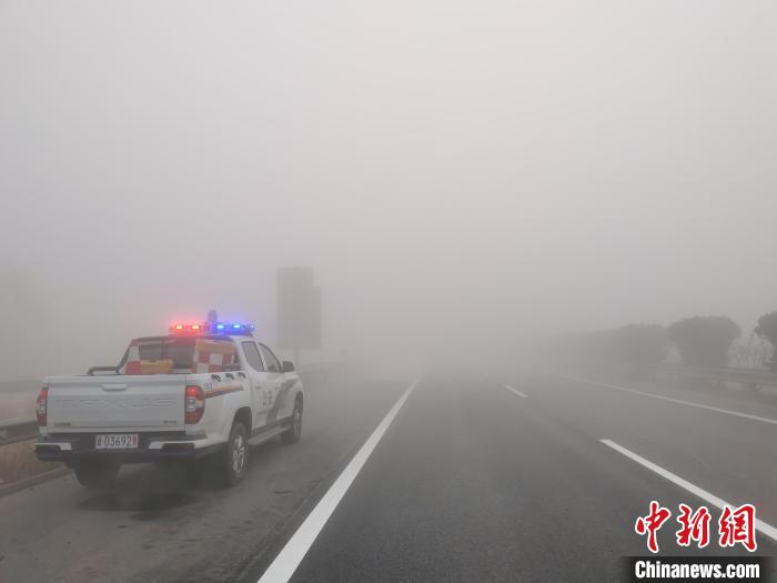 保定支隊曲陽大隊民警在淶曲高速巡邏?！『颖笔」矎d高速公路交通警察總隊供圖