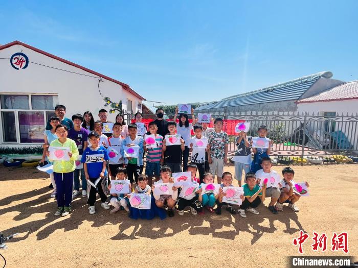 圖為“生態(tài)文明啟蒙計劃”中，當?shù)厣倌陜和故舅麄兊漠嬜??！】朴仪捌煨麄鞑抗﹫D