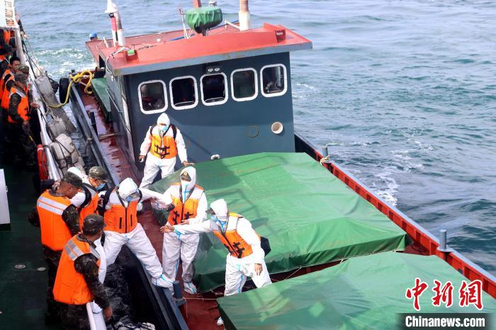 漳州海警執(zhí)法員登臨嫌疑船舶檢查?！≌闹莺＞止﹫D