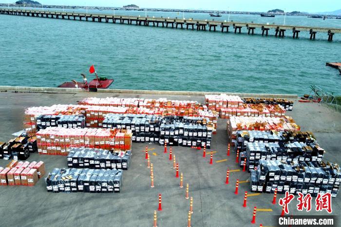 涉案走私香煙。　漳州海警局供圖