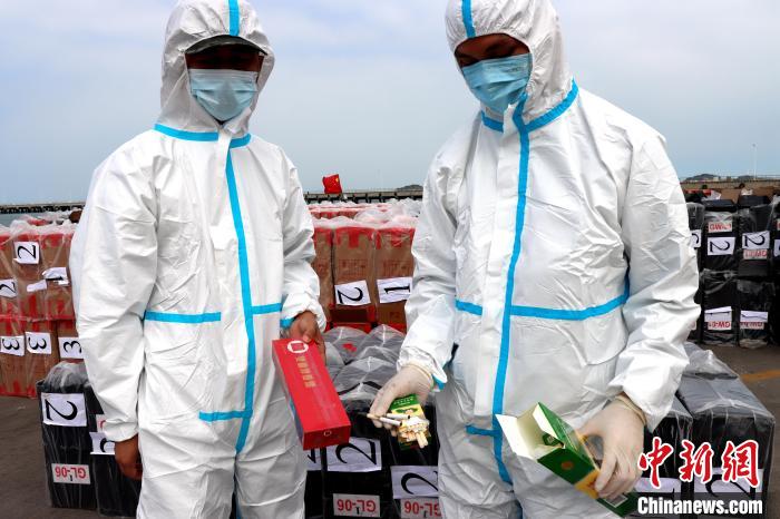 海警執(zhí)法員對涉案香煙進行清點?！≌闹莺＞止﹫D