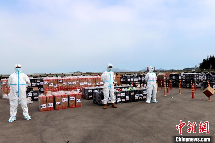 海警執(zhí)法員對涉案香煙進行清點?！≌闹莺＞止﹫D