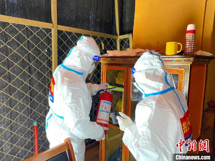 圖為甘丹寺消防救援大隊(duì)開(kāi)展日常消防器材巡查?！±_市消防救援支隊(duì)供圖