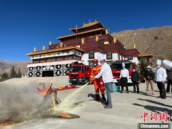 圖為西藏佛學(xué)院消防救援大隊(duì)開(kāi)展消防演練培訓(xùn)?！±_市消防救援支隊(duì)供圖