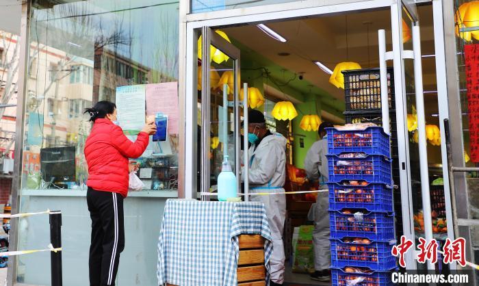 圖為市民無接觸支付?！埩只?攝