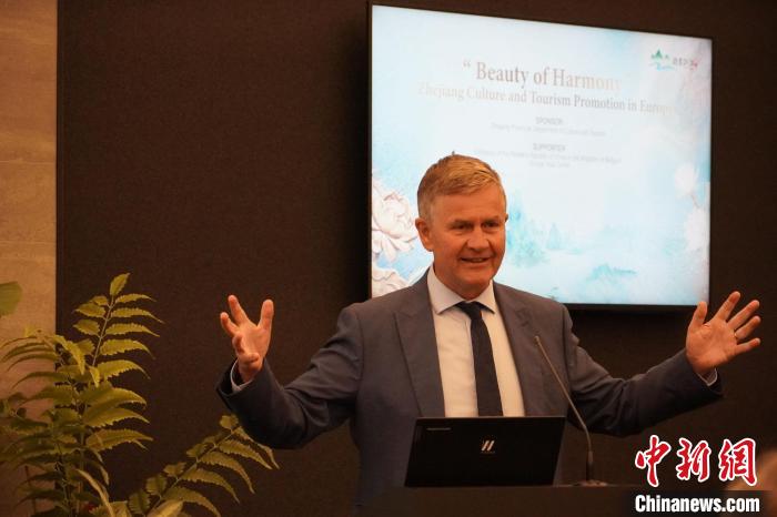 聯(lián)合國(guó)前副秘書(shū)長(zhǎng)、聯(lián)合國(guó)環(huán)境規(guī)劃署前執(zhí)行主任埃里克·索爾海姆分享了對(duì)南宋時(shí)期浙江歷史文化的認(rèn)識(shí)。　浙江省文化和旅游歐洲推廣中心供圖