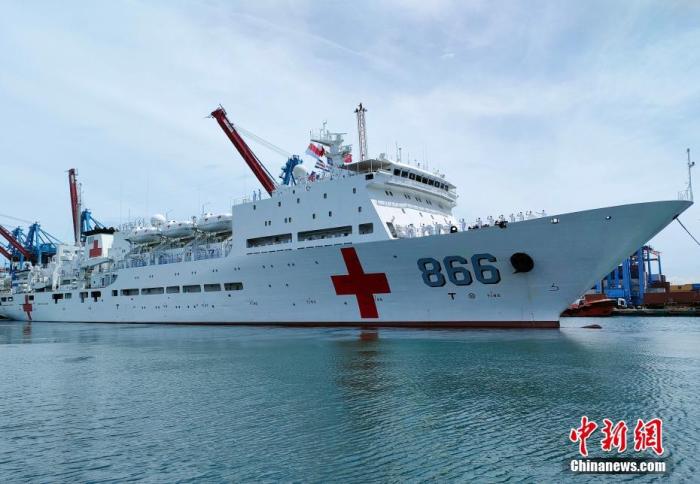 圖為醫(yī)院船緩緩駛離丹戎不碌港。 <a target='_blank' href='/'>中新社</a>發(fā) 李蕊 攝