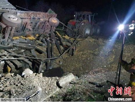 圖為波蘭境內(nèi)導(dǎo)彈爆炸現(xiàn)場。