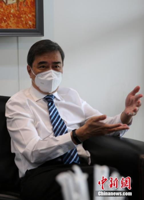 泰國(guó)前總理阿披實(shí)近日在接受<a target='_blank' href='/'>中新社</a>記者采訪時(shí)表示，習(xí)近平主席前來(lái)泰國(guó)出席APEC會(huì)議并訪問(wèn)泰國(guó)，相信一定能進(jìn)一步推動(dòng)泰中關(guān)系發(fā)展，促進(jìn)兩國(guó)友好。泰中兩國(guó)未來(lái)有很大的合作空間和潛力。 <a target='_blank' href='/'>中新社</a>記者 王國(guó)安 攝