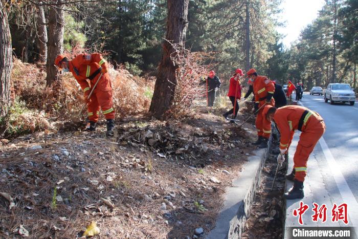 消防隊(duì)員和地方民眾一起清理林下可燃物?！⊥鯘蓷?攝