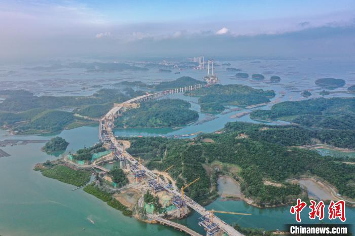 建設(shè)中的龍門大橋?！￡惞谘?攝