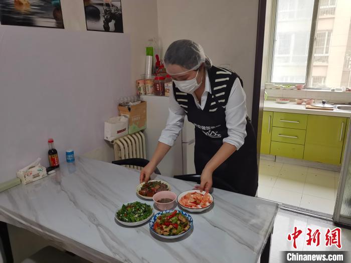 圖為李瑞英為顧客做好的午餐。　楊英琦 攝