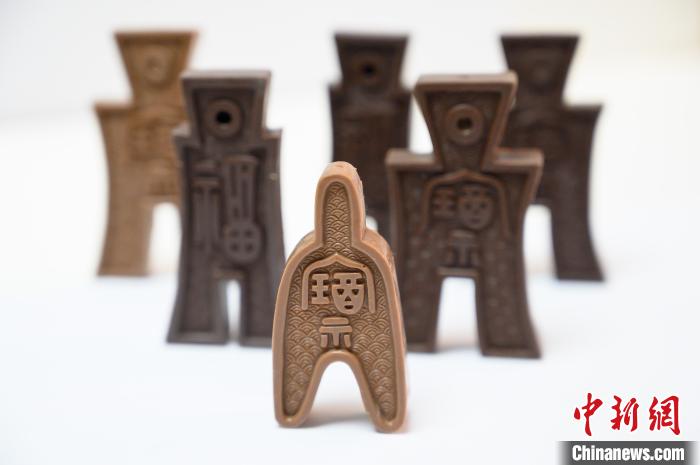 圖為“幣有后?！毕盗形膭?chuàng)巧克力?！№f亮 攝